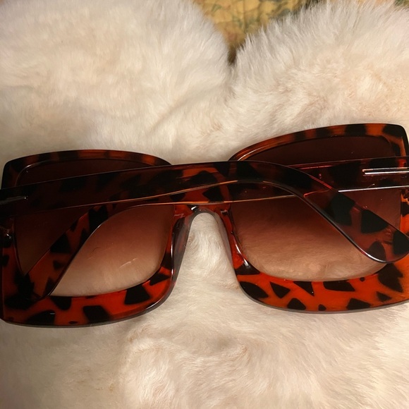 NWT ‼️HP‼️oversized tortoise framed sunglasses with  box and dust rag - Picture 6 of 6